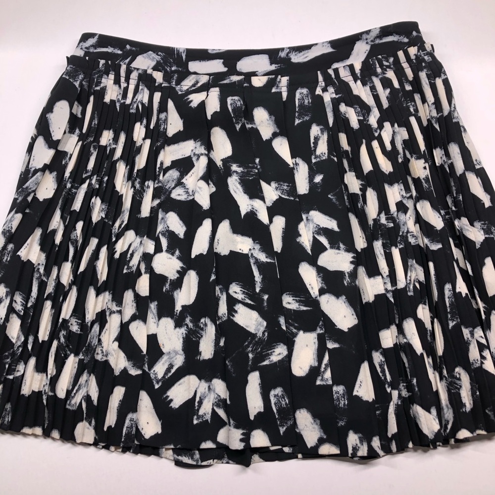 Banana Republic Size 4 Mini Skater Skirt Pleated Lined